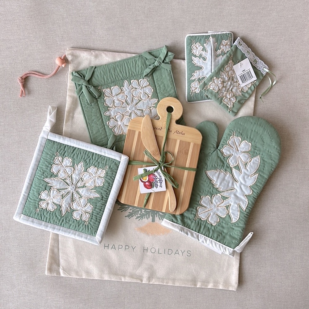 Quilt Sage Hibiscus Oven Mitt, Potholder, Candy Tray, Butter Board Set 1